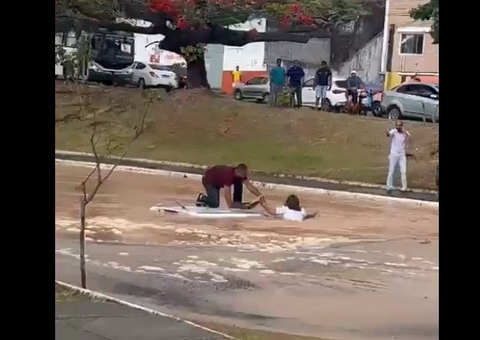 V Deo Cratera Engole Carro Em Avenida E Quase Suga Casal Em Cena