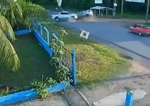 Vídeo chocante mostra momento exato em que carros colidem na AM 010