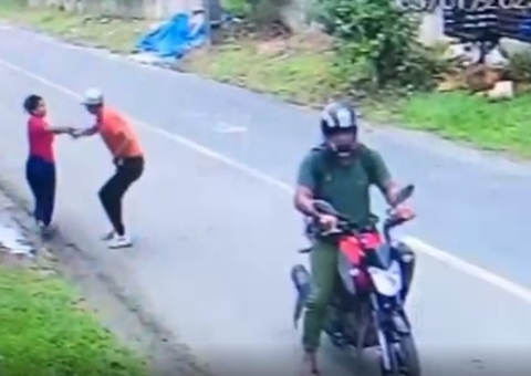 Mulher Tenta Correr Mas Assaltada Por Bandidos Em Plena Luz Do Dia