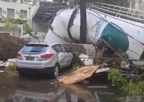 Caixa D Gua De Supermercado Desaba E Destr I Quatro Carros Veja V Deo