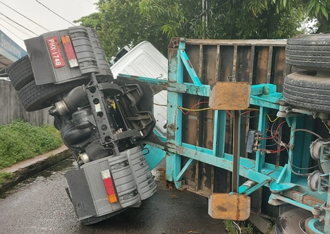 Carreta cheia de televisores tomba na Torquato Tapajós em Manaus