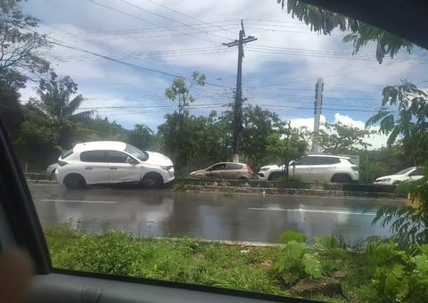 Motorista Perde Controle E Carro Invade Canteiro Em Avenida Em Manaus