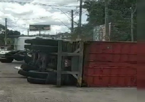 Carreta tomba em avenida de Manaus vídeo