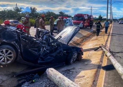 Carro Fica Completamente Destru Do Ap S Colidir Poste Na Am