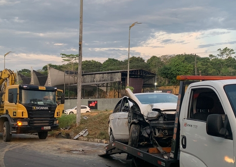 Carro E Ca Amba Tombam Durante Acidente Em Avenida De Manaus