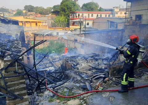 Estância vira cinzas após ser consumida por incêndio em Manaus Veja