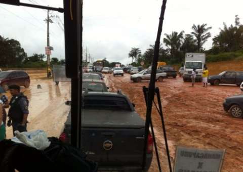 Moradores Bloqueiam Am Para Reivindicar Asfaltamento