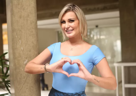 Andressa Urach não pretende apagar tatuagens Deus me aceita como sou