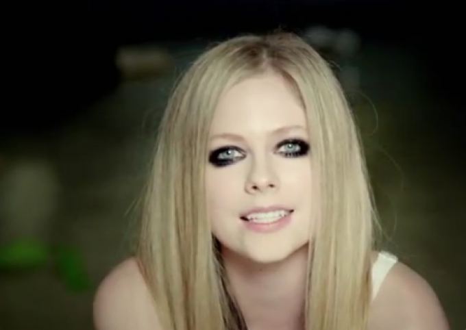 Veja O Clipe De Heres To Never Growing Up De Avril Lavigne Famosos And Tv Portal Do 