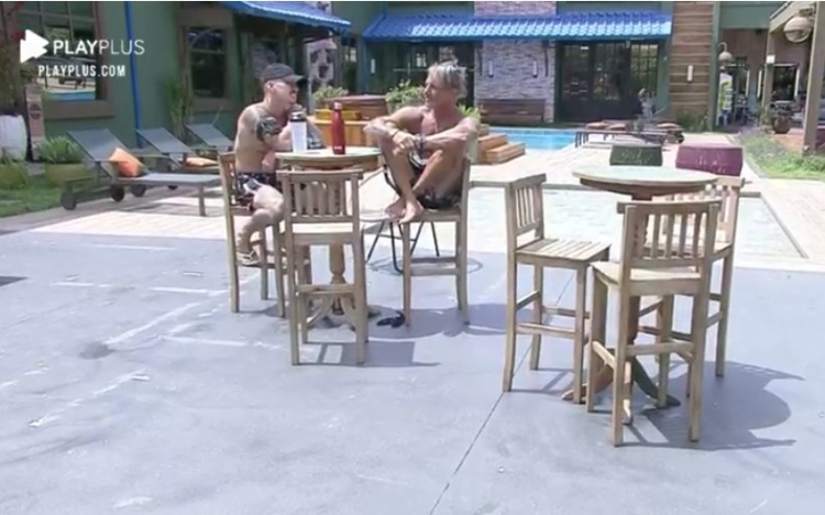 Biel e Juliano conversando sobre Mirella em A Fazenda - Foto: Reprodução/ TV Record