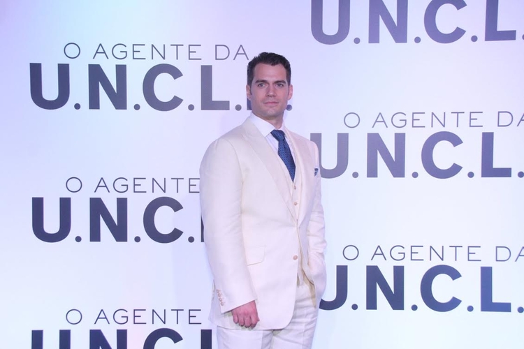 Henry Cavill posou ao lado de sua namorada, mas foi criticado por parecer  uma