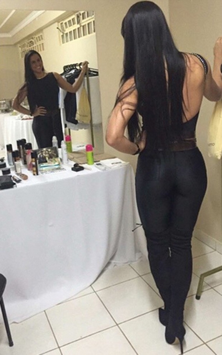 Graciele Lacerda mostra foto de bumbum empinado