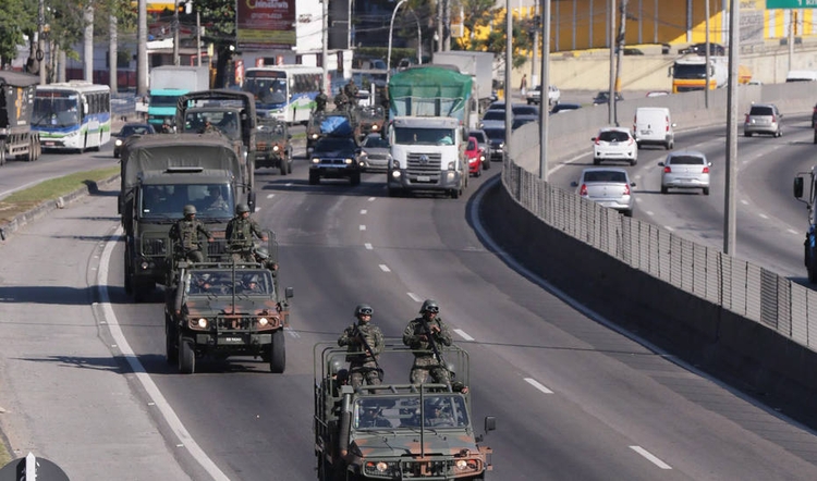 Homens do Exército tomam posição na Washington Luiz, em Duque de Caxias  Foto: Cléber Júnior/Extra/Agência O Globo