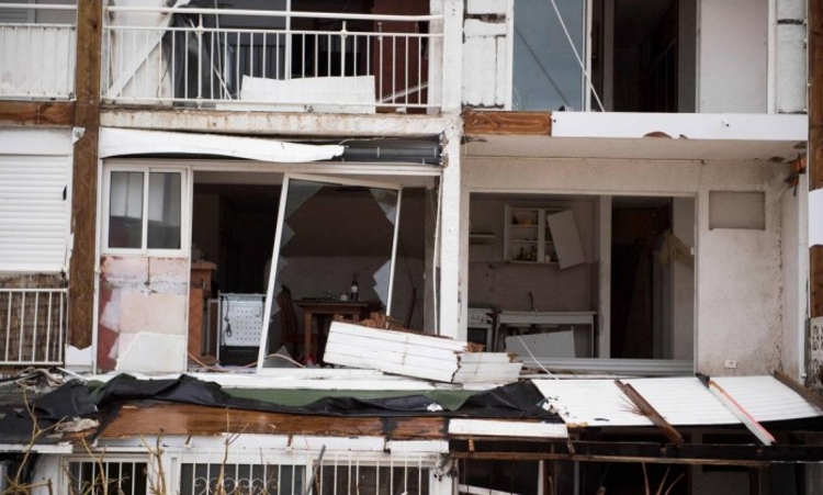 Apartamentos ficaram devastados em Marigot, na ilha de St. Martin após a passagem do furacão Irma - MARTIN BUREAU / AFP