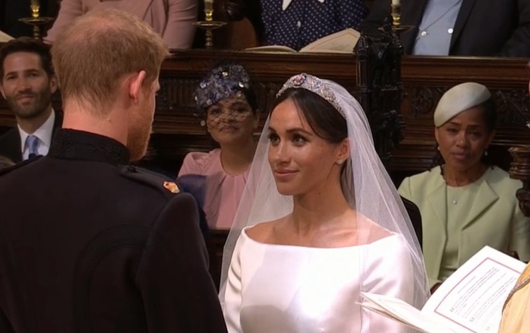 Harry e Meghan, com a mãe da noiva ao fundo