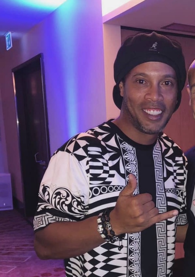 Ronaldinho Gaúcho vai casar com as duas namoradas