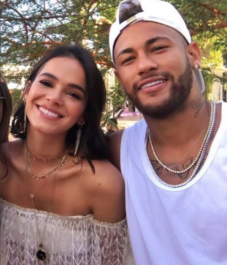 Bruna e Neymar em festa neste domingo, 29.