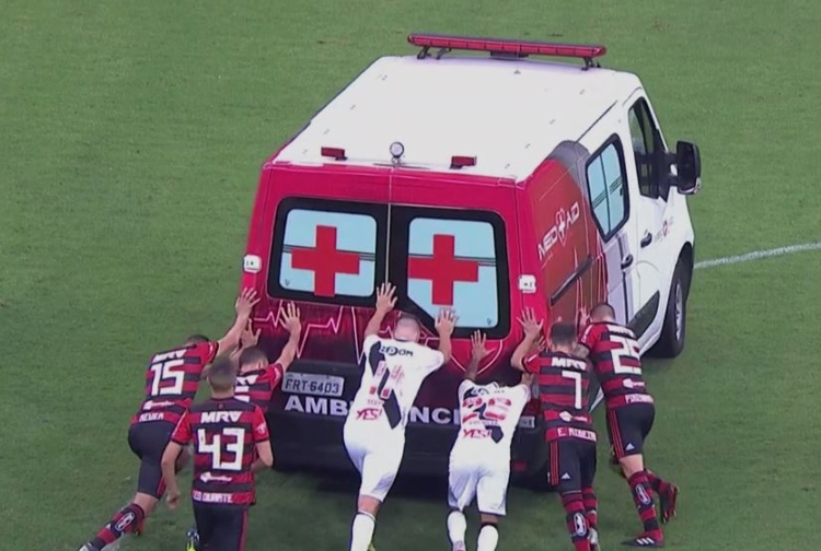 Jogador de futebol americano deixa estádio de ambulância após