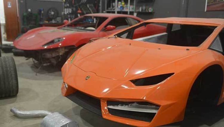 Polícia fecha oficina em SC que falsificava carros da Ferrari e Lamborghini