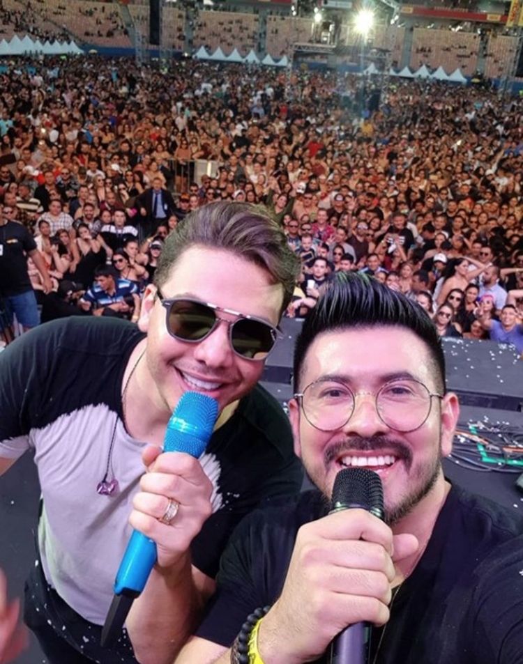 Filhos de Wesley Safadão curtem show do pai no palco; FOTOS