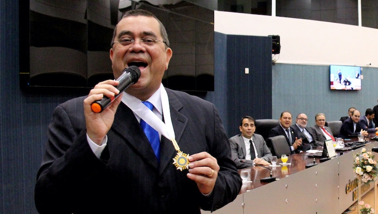 Arlindo Júnior recebe medalha na CMM - Foto: Robervaldo Rocha