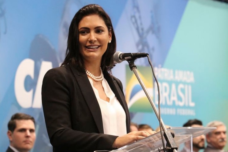 A primeira-dama, Michelle Bolsonaro, fala durante a cerimônia de assinatura do termo de compromisso entre a Caixa Econômica Federal e o Comitê Paralímpico Brasileiro, no Centro de Treinamento Paralímpico. - Rovena Rosa/Arquivo/Agência Brasil