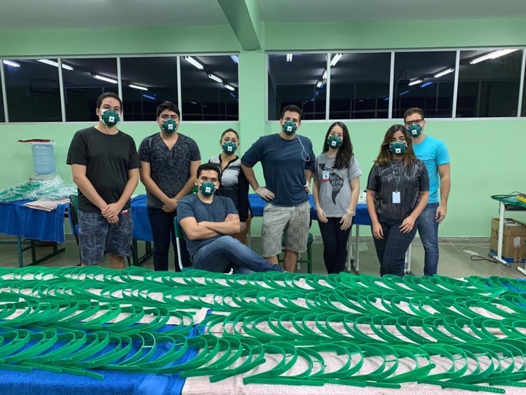 Equipe de produção dos protetores faciais - Foto: Divulgação/UEA