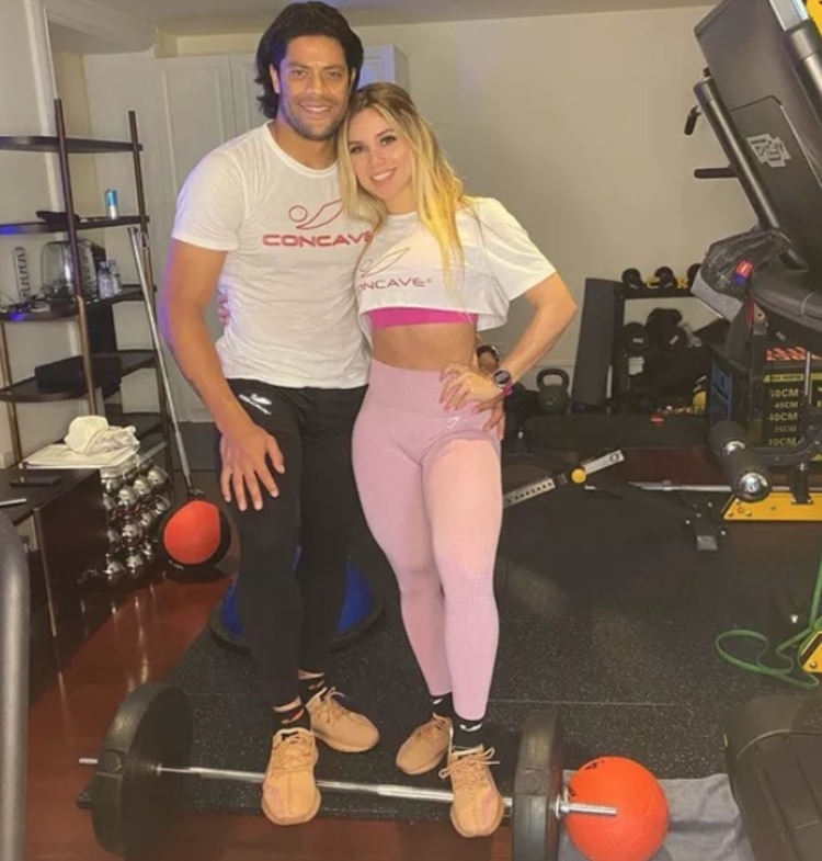 Hulk Paraíba posa com todos os filhos e Camila Ângelo em passeio