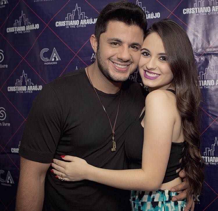 Foto: Além de Cristiano Araújo, a namorada do cantor, Allana Moraes, de 19  anos, também faleceu - Purepeople