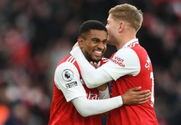 Arsenal sofre gol aos 11s, vira sobre o Bournemouth e mantém