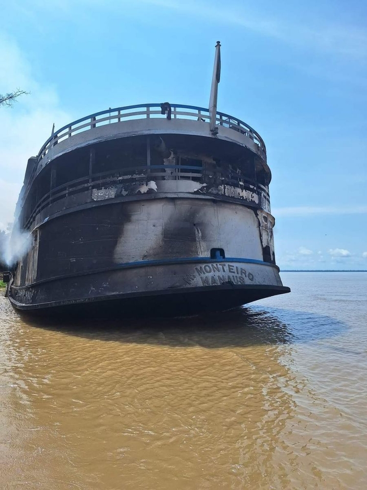 4 seguem desaparecidos após incêndio em barco - Foto: Divulgação