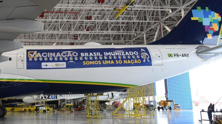 Plano do governo Bolsonaro em trazer vacinas Oxford da Índia foi frustrado. Avião chegou a ser adesivado com propaganda do ministério da Saúde. Foto: Divulgação