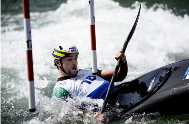 Pepê na canoagem slalom. Foto: Alexandre Loureiro/ COB