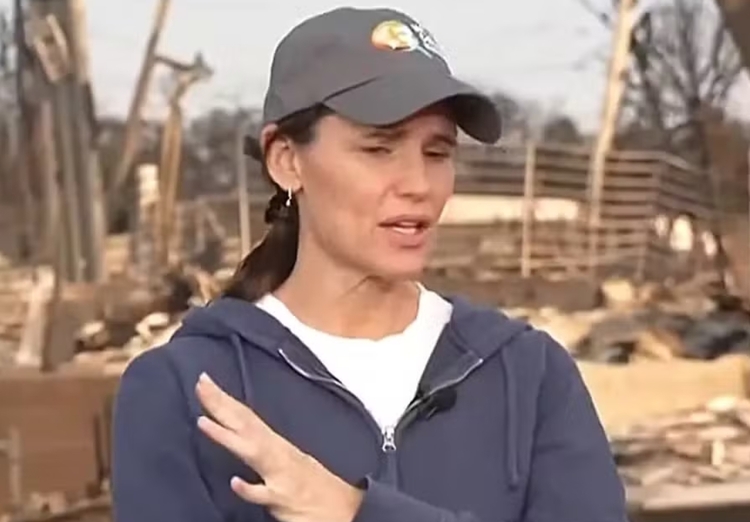 A atriz Jennifer Garner em entrevista sobre incêndios em Los Angeles - Foto: Reprodução/NCBS