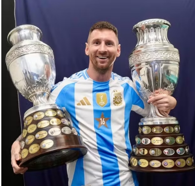 Messi com os dois troféus da Copa América conquistados pela Argentina, em 2021 e 2024. Foto: Reprodução/ Instagram