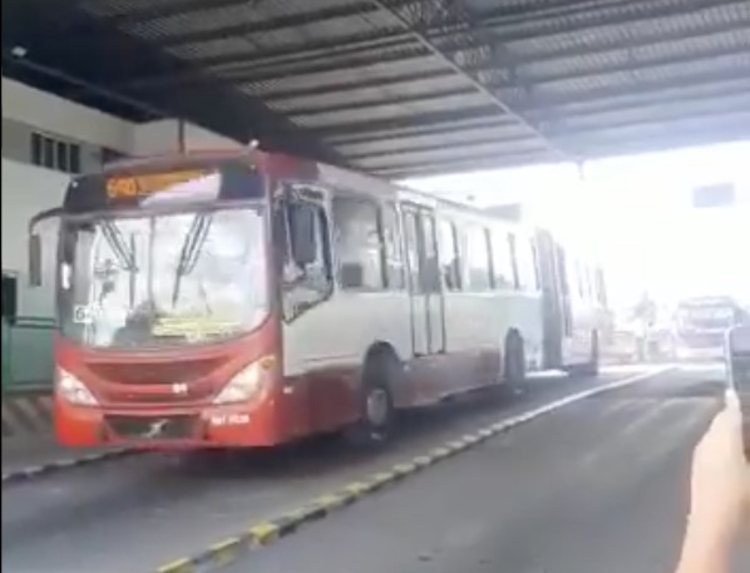 Ônibus saindo da garagem - Foto: Reprodução/Trânsito Manaus