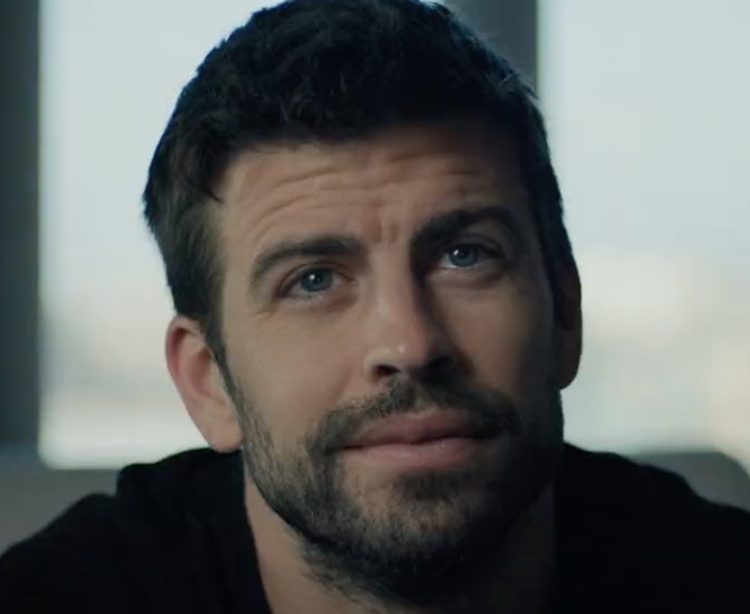 Piqué postou vídeo emocionante ao anunciar aposentadoria - Foto: Reprodução/Twitter