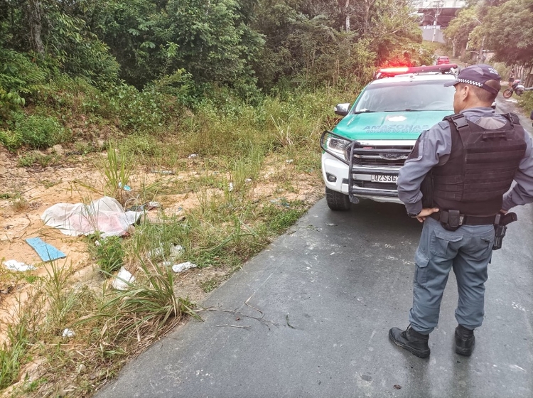 Corpo Enrolado Em Lençol é Jogado à Margem De Avenida Em Manaus