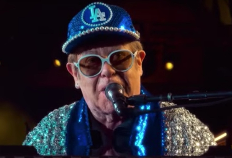 Elton John em show - Imagem: Reprodução/Youtube