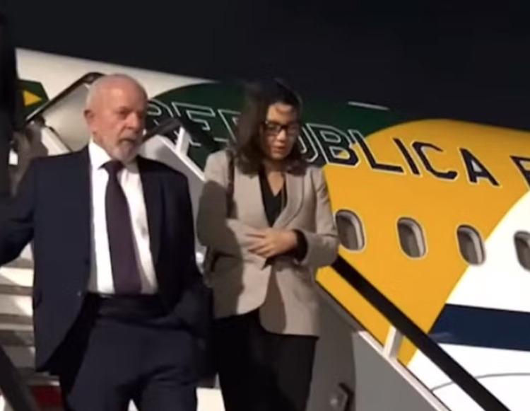 Avião presidencial de Lula fez 50 voltas no céu do México até pousar