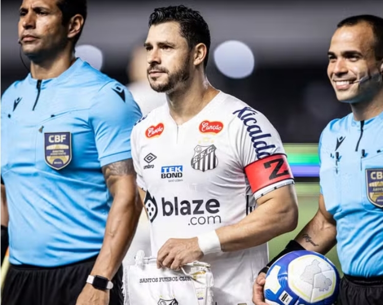 Giuliano ostenta faixa de capitão do Santos na Série B do Brasileirão. Foto: Raul Baretta/ Santos