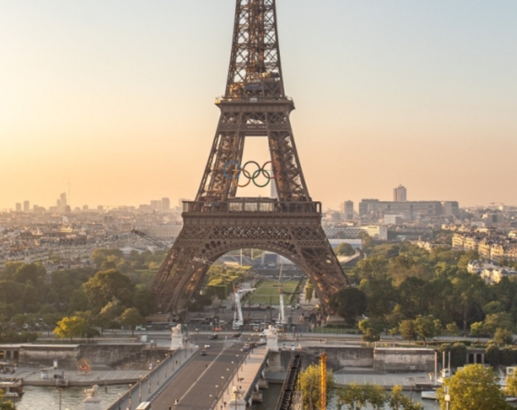 Torre Eiffel com anéis olímpicos. Foto: Reprodução/ X @Emmanuel Macron