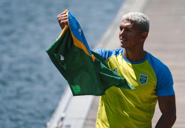 Isaquias Queiroz será um dos porta-bandeiras do Brasil na cerimônia de abertura dos Jogos Olímpicos Paris 2024. Foto: Renato do Val/ COB