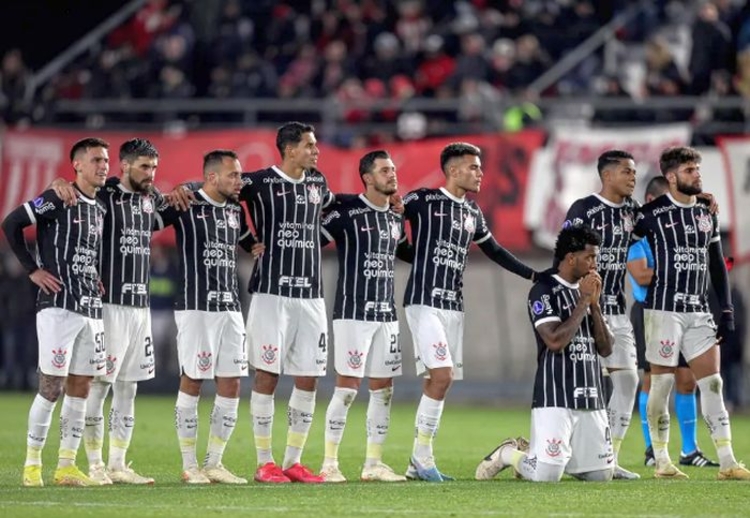 Corinthians bate Estudiantes e fica perto da semi da Sul-Americana