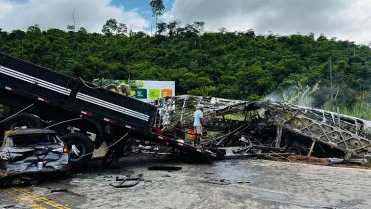 Ônibus pegou fogo após colidir contra carreta - Foto: Corpo de Bombeiros