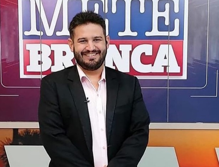 Romano dos Anjos é apresentador do 'Mete Bronca' - Foto: Reprodução