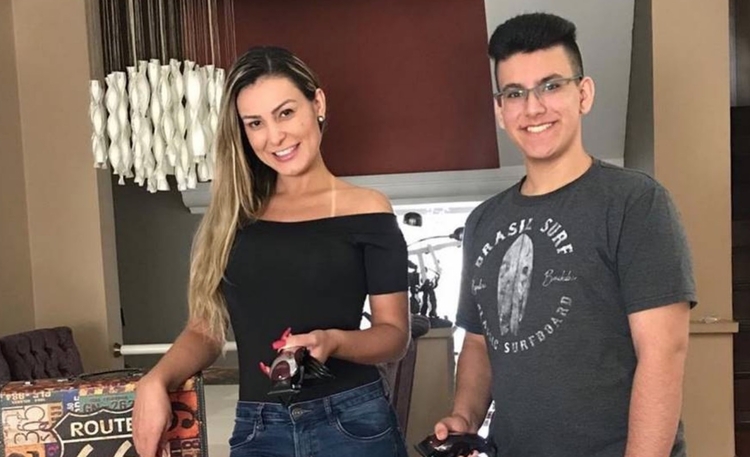 Filho de Andressa Urach estuda em escola pública e nenhum parente tem plano de saúde. - Foto: Reprodução/Instagram