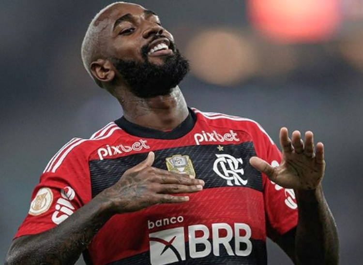 Jogador do Flamengo dá soco em companheiro durante treino - 15/08/2023 -  Esporte - Folha