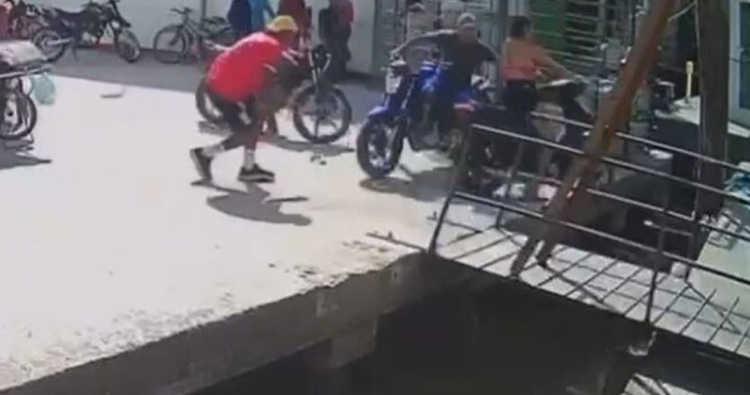 Domingo Espetacular: Homem perde controle e joga moto dentro de rio  Homem  tenta ajudar mulheres e joga moto delas dentro de rio. O acidente aconteceu  na cidade de Cametá (PA), quando