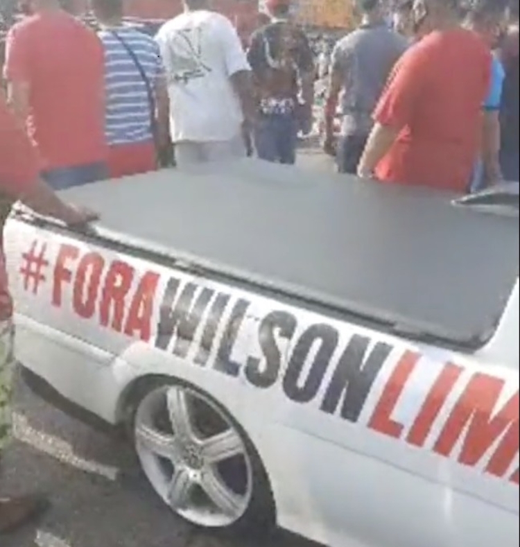 Motoristas prejudicados com o decreto que fechou comércio fazem buzinaço contra Wilson Lima. - Foto: Reprodução